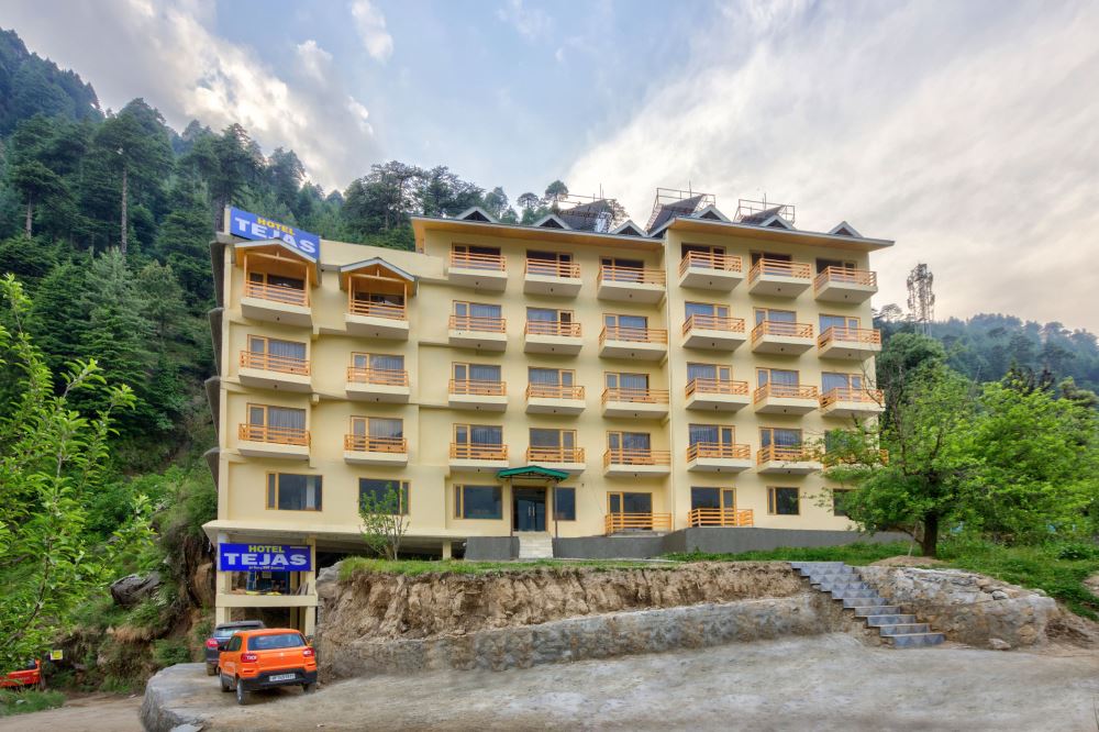 Ample Parking by top resorts in manali